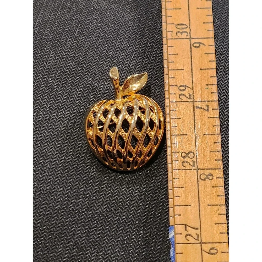 Pretty Vintage Goldtone Reticulated Apple Fruit‎ Pin